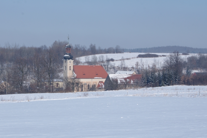 Zimowy widok Kościoła św. Idziego w Dobkowie
